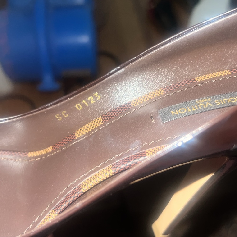 The brand-detailed gold-tone metal attached to the Damier Ebene canvas trim at - Picture 7 of 12